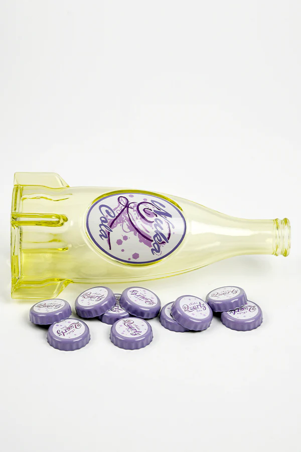 Fallout "Nuka Cola Quartz" Glasflasche und Kronkorken Fallout "Nuka Cola Quartz" Glasflasche und Kronkorken